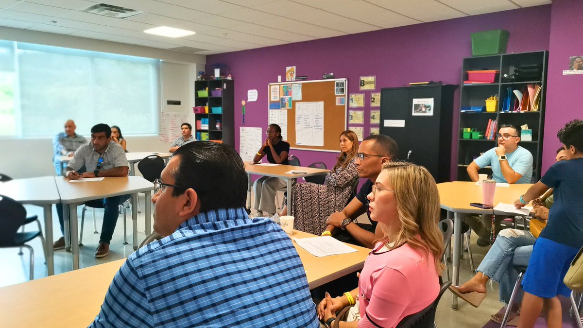 METSchoolPanama's tweet image. This week was Secondary parents’ turn to visit the #METcampus for the Back to School Open House!
It was great to build connections, put faces to names, and get the school year off to a great start!
#METschoolPanama #NordAngliaEducation #CreateYourFuture #METmagicMoments