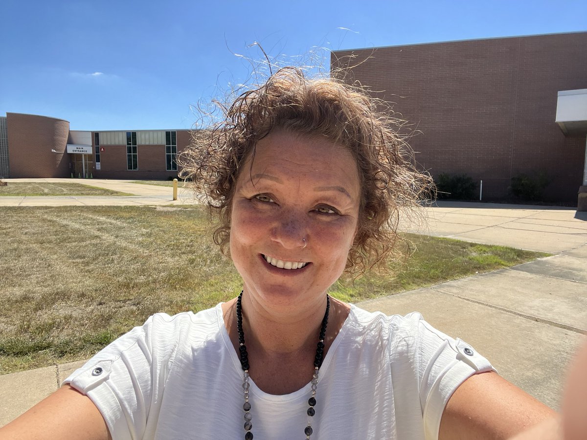 DunlapSarahe's tweet photo. One day I was doing a Pam Harris challenge and wondering how to change math for juniors .. Then I wondered how we could make an impact before students’ last year of math in high school. 

Today was my 1st day as a 6th grade teacher @ RESA! I am so excited for this opportunity. https://t.co/4pdceZ789y
