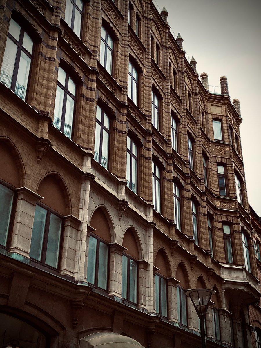 sama_ocha's tweet photo. Brown Building  |  Me, Photography https://t.co/KHkrNggMBM