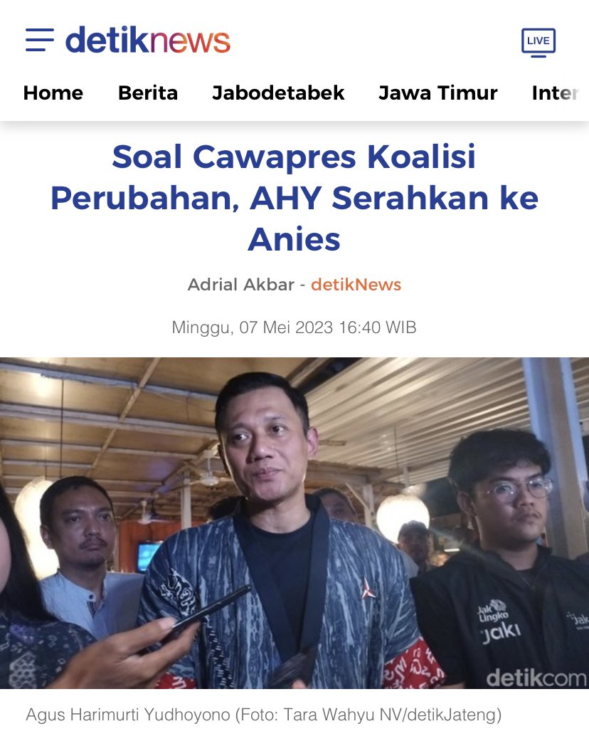 hasyimmah's tweet photo. Demokrat ini kok lucu sekali!

Koalisi Perubahan bukannya dari awal menyerahkan pilihan cawapres ke Anies ya? Kok saat sekarang Anies pilih Muhaimin kenapa disebut berkhianat, sih?

Coba kita runut dari awal ya... Nasdem (9,05%), PKS (8,21%), ditambah Demokrat (7,77%) memutuskan dukung Anies dengan sebutan Koalisi Perubahan (25,03%).

Berikutnya, mereka cari cawapres.

Seandainya cawapresnya adalah kader dari Nasdem, atau dari PKS, atau dari Demokrat, kira-kira angka dukungan yang 25,03% itu nambah atau nggak? Jelas tidak, kan?

Lalu ada yang melobi Muhaimin (entah Anies atau Surya Paloh) untuk jadi cawapres. Muhaimin yang awalnya mengusung Prabowo sebagai capres, mau pindah dukung Anies asalkan dijadikan cawapres.

Maka, dengan bergabungnya PKB (9,69%), seharusnya Koalisi Perubahan menjadi lebih gemuk (34,72%).

Demokrat dari awal mau bergabung karena capresnya Anies. PKB mau bergabung karena cawapresnya Muhaimin.

Lalu Demokrat itu merasa dikhianati di bagian mananya? 

Kalau memang mau memenangkan Anies ya harusnya memang mencari cawapres dari luar 3 partai pendukung awal, kan?

Menurut saya, kalau tujuannya memenangkan Anies, keputusan menggandeng PKB jelas paling masuk akal. Jelas-jelas menambah suara koalisi dari 3 partai menjadi 4 partai.

Lha kok sekarang ngambek! Demokrat ini lucu sekali...