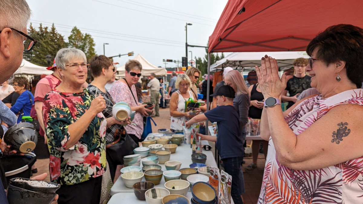 LindsayDMorey's tweet image. Another sign of the summer closing is the annual #fortsask Pottery Guild Empty Bowls fundraiser in support of the @fsfoodbank at the @FortSaskChamber farmers' market. Added a few more beauties to my collection 🍎🍽️🌽❤️