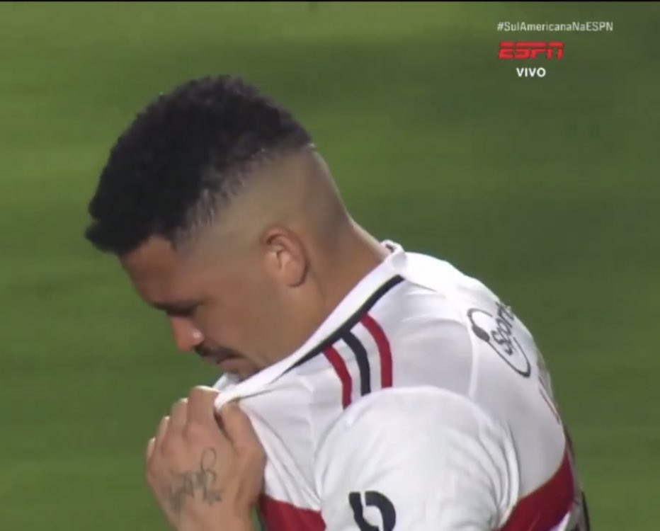 spfcpics's tweet photo. Luciano chorando https://t.co/9cJsLQSyc7