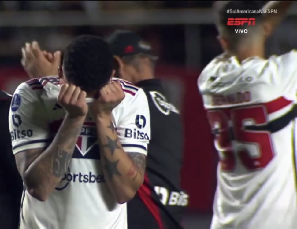 spfcpics's tweet photo. Luciano chorando https://t.co/9cJsLQSyc7