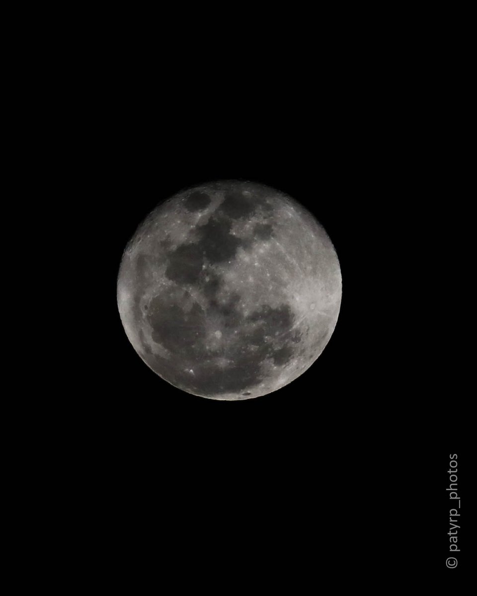patysrp's tweet photo. Lua Cheia em 31 de Agosto

A Lua azul (não, ela não fica azul) é um fenômeno astronômico que pode ser descrito como a segunda Lua cheia de um mesmo mês, sendo um fenômeno astronômico raro.

#lua #moon #moonlight https://t.co/stJcOyz8Gd
