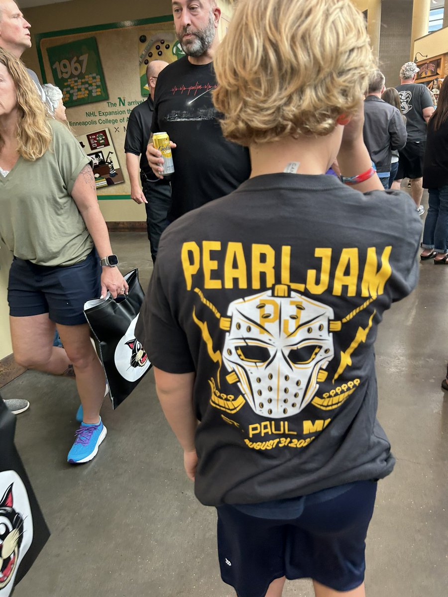 SeanMCurtis's tweet photo. @PearlJam I’ve got one happy kid at tonight’s show!!! https://t.co/am5xqaU9mo