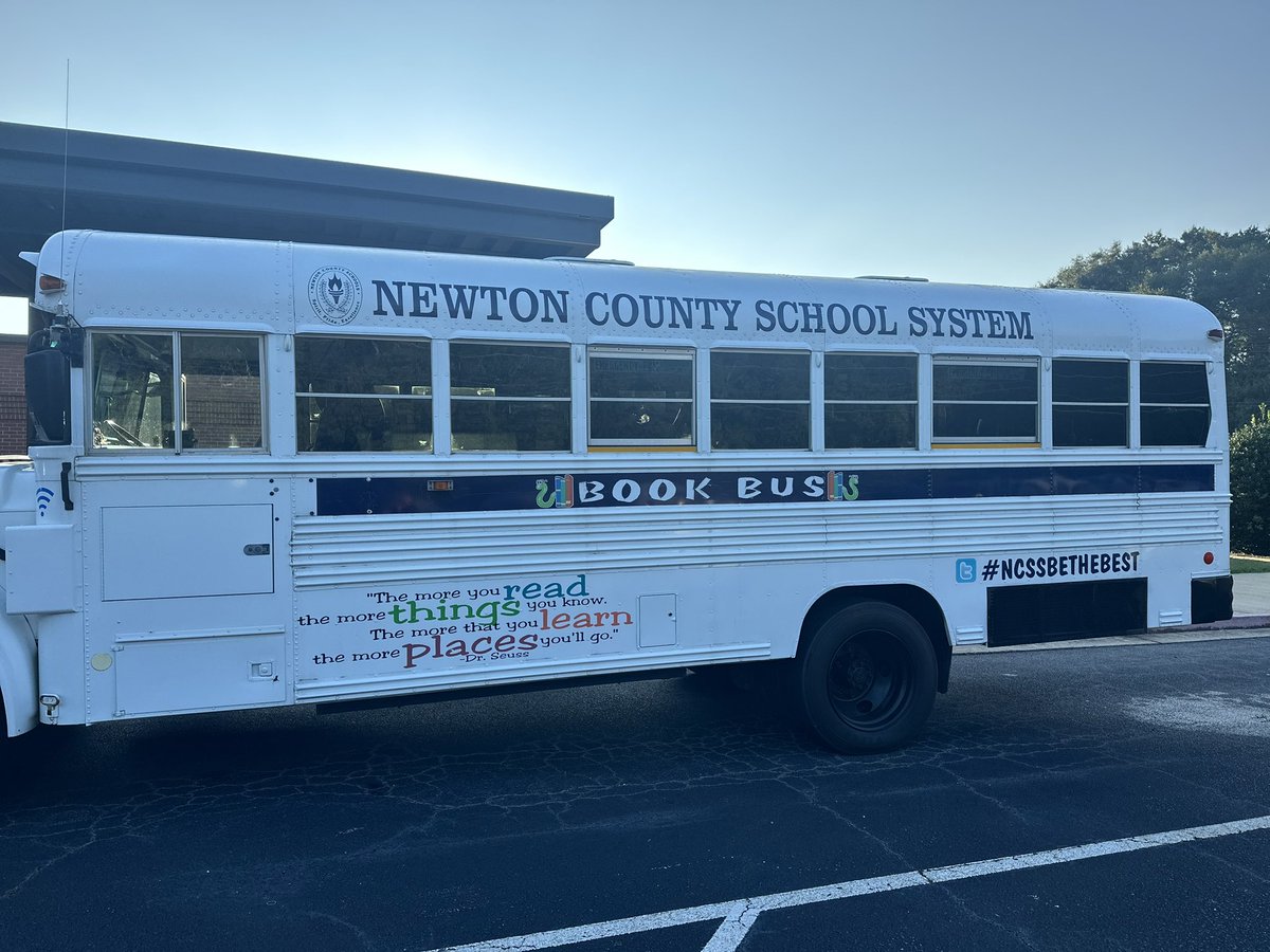 PlachetteLewis's tweet image. We love when the book bus comes to visit! @HeardMixon #ncssbethebest