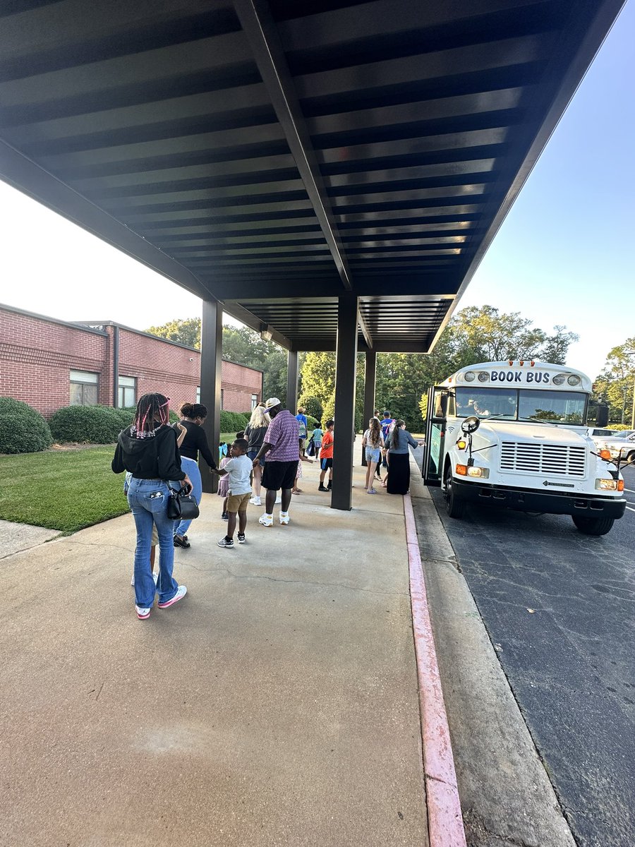 PlachetteLewis's tweet image. We love when the book bus comes to visit! @HeardMixon #ncssbethebest