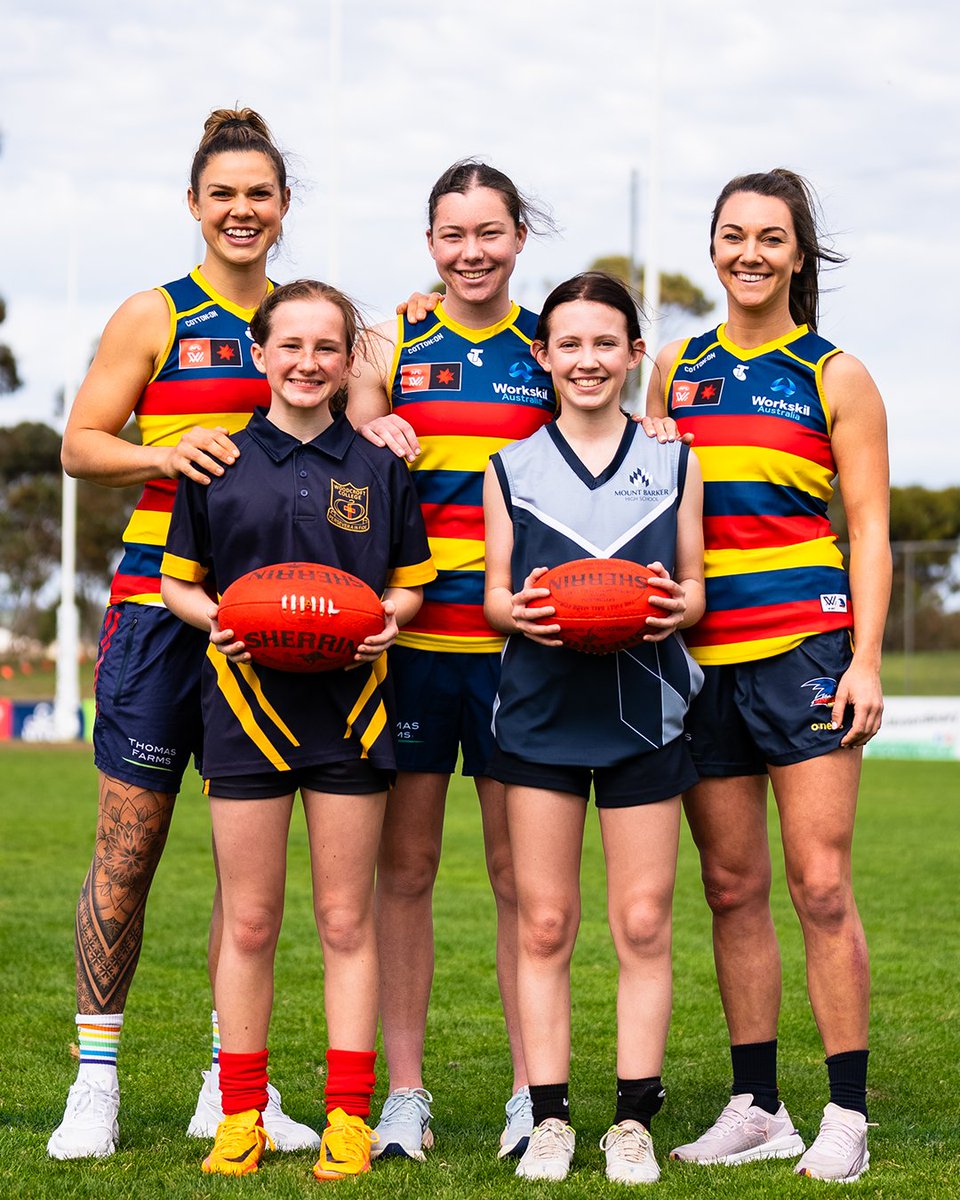 CrowsAFLW's tweet image. We hosted two Crows Cup carnivals this week with more than 600 budding footballers taking part 👊🏉

#weflyasone @CrowsFoundation