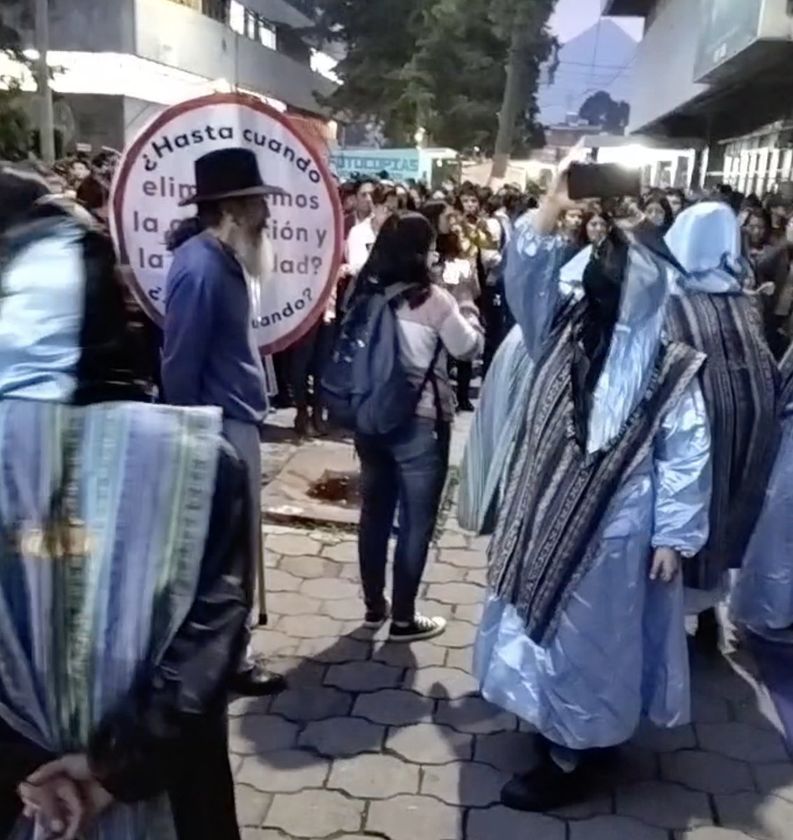 Factor4_GT's tweet photo. "La patria nos necesita (...) No podemos seguir sosteniendo lo que hace Consuelo Porras"
#Quetzaltenango #AHORA | Estudiantes del #CUNOC y la #MultisectorialDeOccidente realizan recaudación de firmas para que la Fiscal General del MP y personal allegado renuncie. https://t.co/shEg3RaeoS