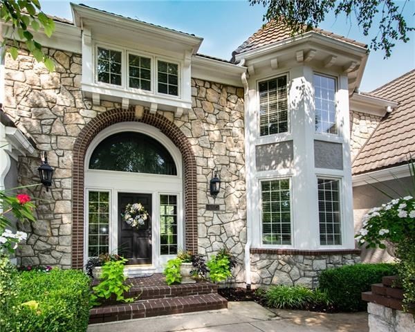 RemaxBetty's tweet photo. Betty has been selected as a Five Star Agent 11 times, which is in the top 1% of all the agents in the metro area. This is awarded to the agents based on client recommendations and reviews. https://t.co/hofK9QkQmV