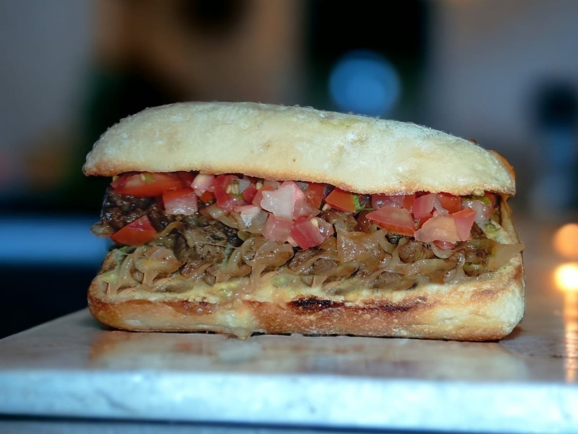 Ya nos pueden encontrar en #PedidosYa, estamos cocinando cosas demasiado deliciosas para ustedes ❤️