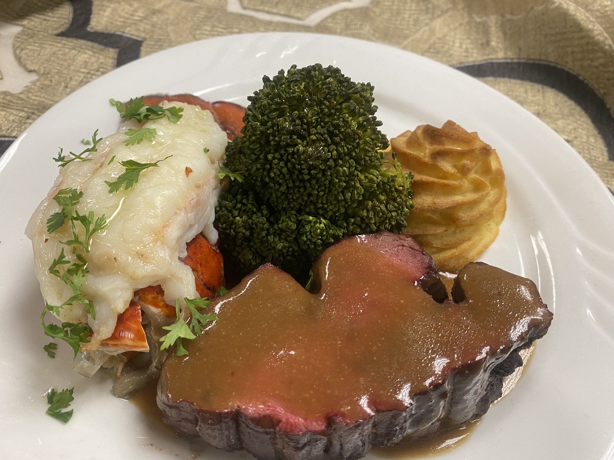 ChefChrisRajner's tweet image. We kicked off our #FallCSS @LakesOfSylvania with a  ⭐️⭐️⭐️⭐️⭐️Surf and Turf Lunch today!  There isn’t a better way to ask out residents for a #High5 @TrilogyLiving #TheTrilogyDifference #TrilogyChefsRock