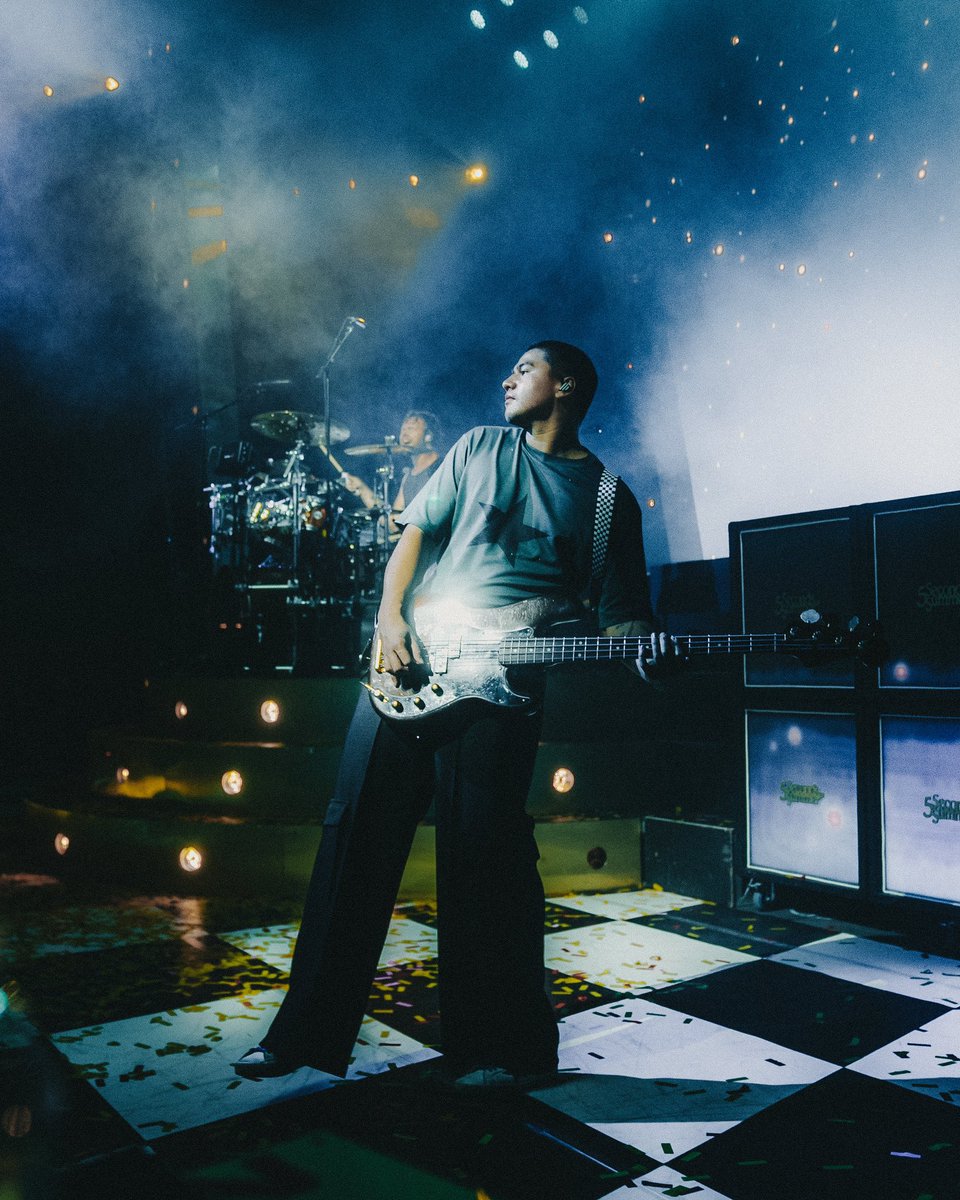 5SOS's tweet photo. A blue moon over Indianapolis with a sprinkling of magic from Minneapolis 💙 https://t.co/4wG79fP0C5