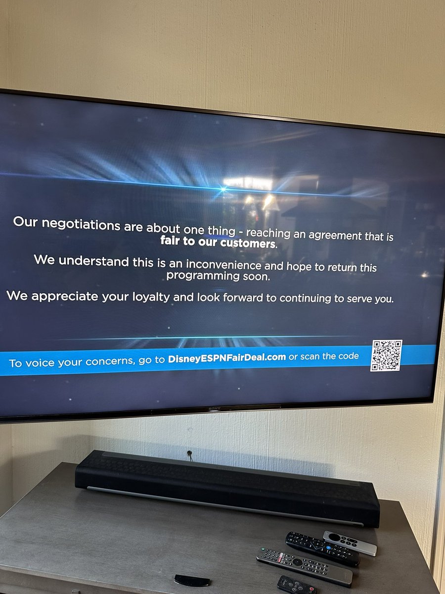 epmarti's tweet photo. Love the “crying poor” @GetSpectrum 

Had a great convo w your sales rep about the “broadcasting fee” and “equipment fee” - which I probably paid for 3x over. 

Don’t rob us of the US Open! Or college football. https://t.co/3p4n9ZwAev