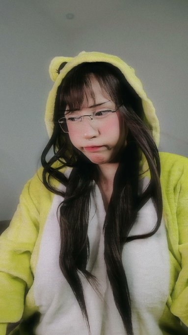 Owo pijama de ranita uwu nos vemos hoy a las 9  beshito https://t.co/wncXwkfGTd