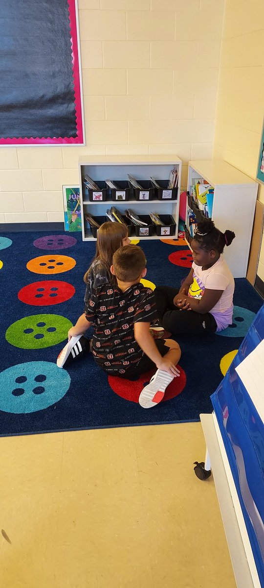 Ms_Gilbert21's tweet photo. We've been practicing a lot on how to have meaningful and effective conversations with each other. I'm so proud of how much collaboration and learning these kids are doing together! ❤️
#OneLinden #BigBlueOnTheMove https://t.co/ObjdtgsybI