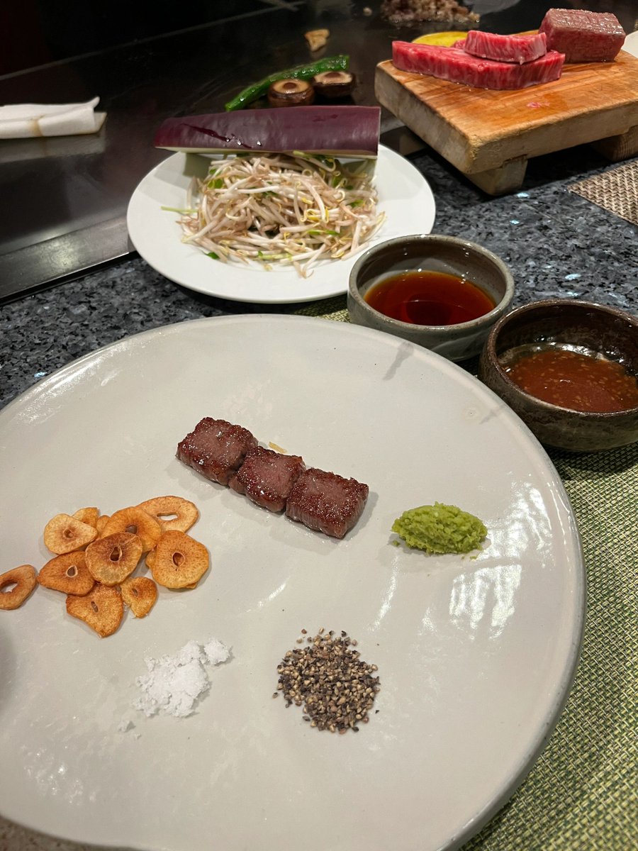鉄板神戸ビーフは、魅力的な食感と卓越した生地に満ちている。 どの神戸牛にも豊富な油脂が含まれており、調理した後鉄板の上で魅力的な香りがする。 外側が焼きあがって香ばしいカラメルができ、内部は柔らかくなめらかな食感を保っています。