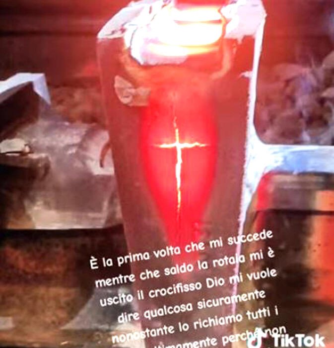 EvaBosco27's tweet photo. "È la prima volta che mi succede, mentre saldo la rotaia mi è uscito il crocifisso. Dio mi vuole dire qualcosa sicuramente, nonostante lo richiamo tutti i giorni ultimamente, perché non è un bel periodo per me". #post #messaggiodivino #vittima #incide #treno #torino #ultimopost https://t.co/gHFD3rfyMg