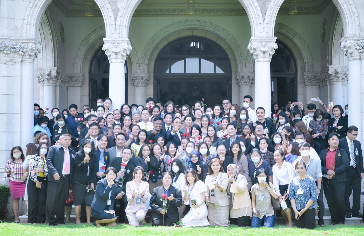 พลังศรัทธาและกำลังใจจากข้าราชการในรั้วทำเนียบรัฐบาล 
#นายกรัฐมนตรีของคนไทยทั้งประเทศ
#นายกลุงตู่ #อำลา