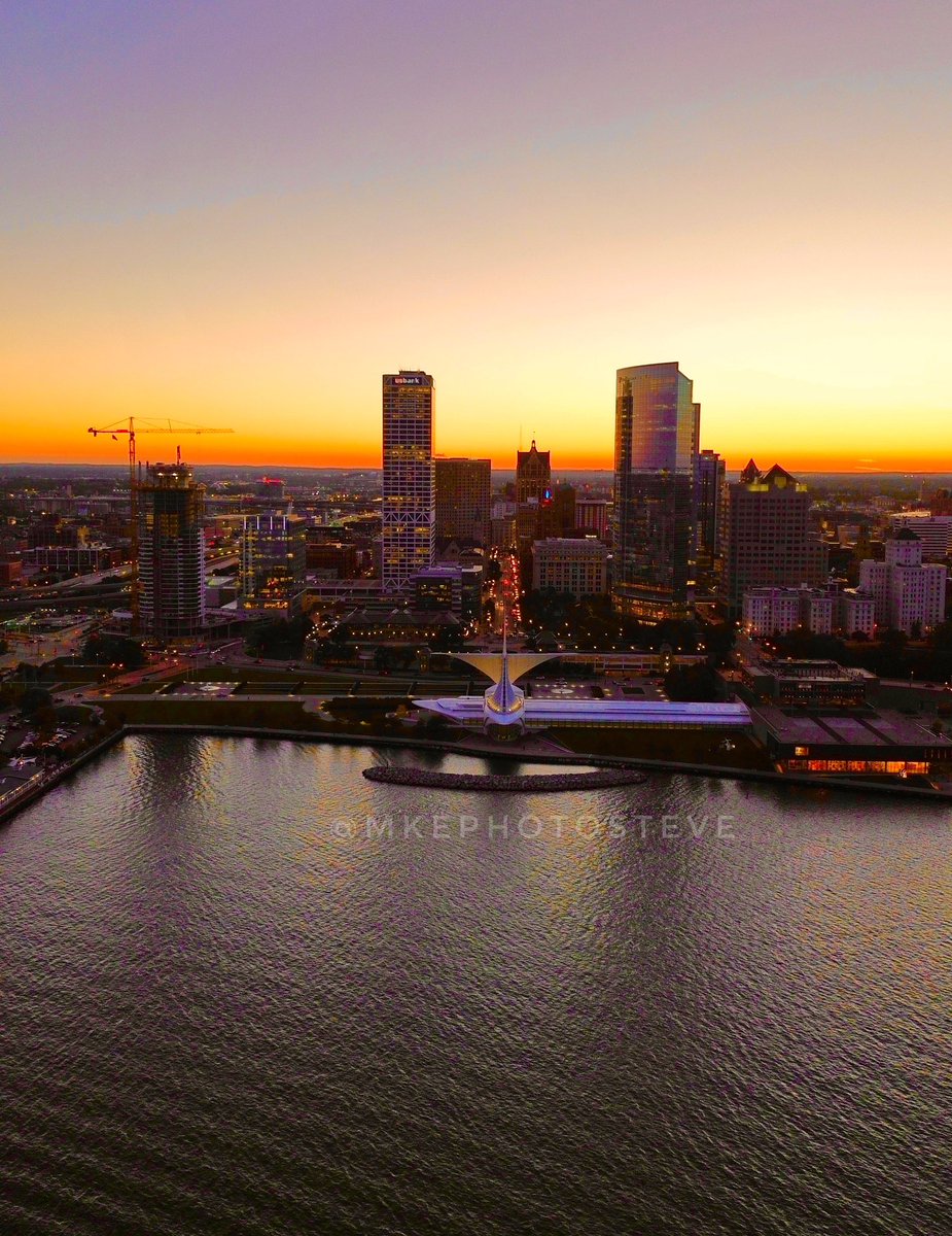 tonight’s colors! 🤩 Milwaukee, WI