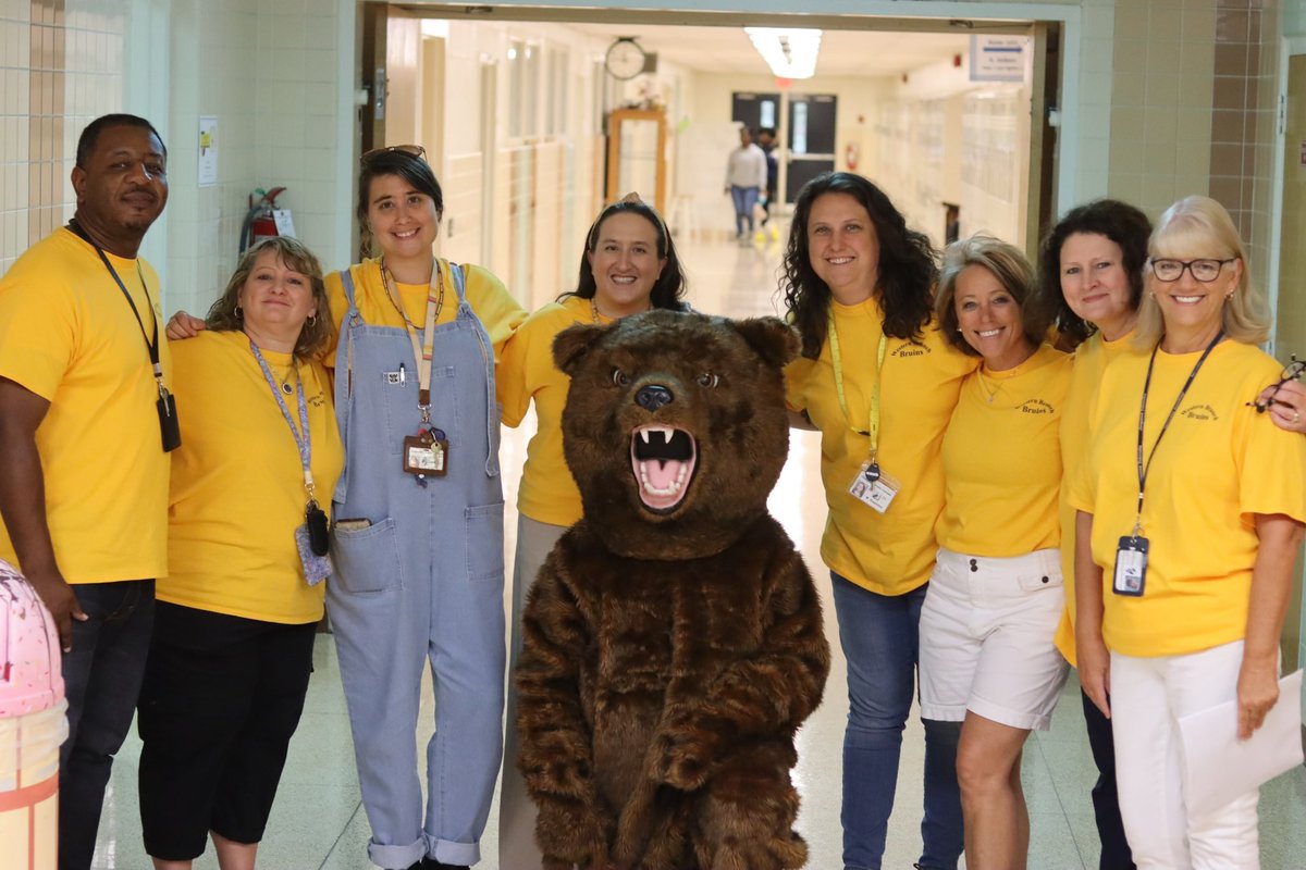 beth_pallister's tweet photo. It was standing room only @wbmbruins Open House today! Look at all these smiling faces. 🥰Our Bruin scholars are ready to Forge ahead to success this year. Thanks, families, for supporting our kids and school. See you Tuesday!! 💙🐻💛🧭 #forgingthepath https://t.co/VyyaxD3tSA