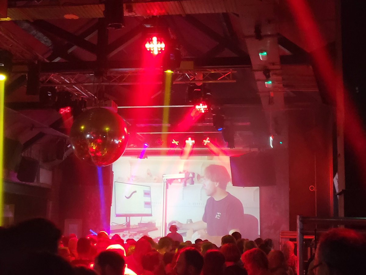 It must be EAA when people are dancing and the same 1 min trailer for a laser scanner for cermic sharts is running in the background for 5 h #EAA2023