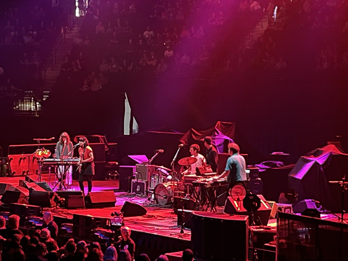 Great to see Jessica Dobson & @deepseadiverbnd really rise to the occasion with a rich & riveting set opening for @PearlJam after years of Entry/Turf shows in town. Don’t sleep on them this tour, PJ fam.