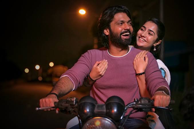 ronithsachin's tweet photo. @hemanthrao11  is master of writing he makes u travel with characters https://t.co/4TyGUdjKWP will feel that happiness, anxiety and anger of Manu and looking at Glimpses of Side B  It's already a winner because it's Hemanth's strongest side of writing and execution. #SaptaSagaradaacheEllo #SSESideASep1 #SseReview #SSE