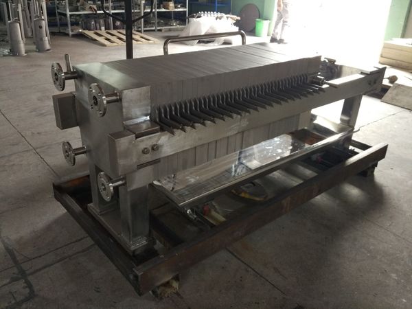 chfilters56991's tweet image. Long River&apos;s Filter plates and frames 630 are sealed by paper boards or filter materials. This is a type that is suitable for large amounts of filtration and above 1m2 of filtration area S.S.fine pressure filter, is also called S.S. paperboard filter.#filterpress #pressfilter