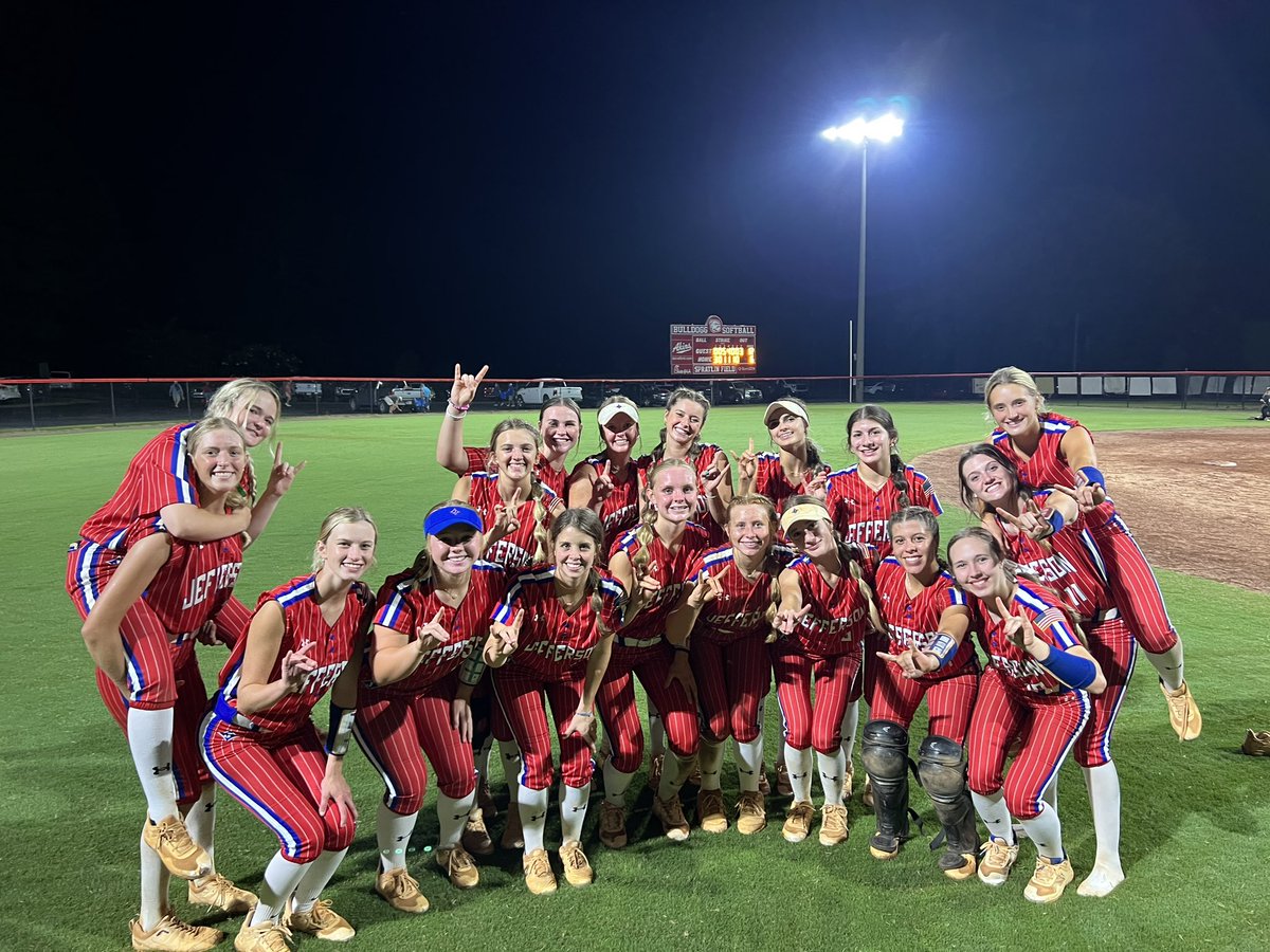 JTOWNdragonsSB's tweet photo. DRAGONS WIN!!!! Varsity BEATS WINDER 12-6 to remain UNDEFEATED in Region 8-5A! Outstanding performance by @Self2025 in the circle and another huge 💣 by @audreyburton ! JV WINS 4-2! Great night to be a JEFFERSON DRAGON! We got better this week! ! 🐉💪🏼
#DRAGONonTOP 
#FAMILY https://t.co/P9MHkeNkmb