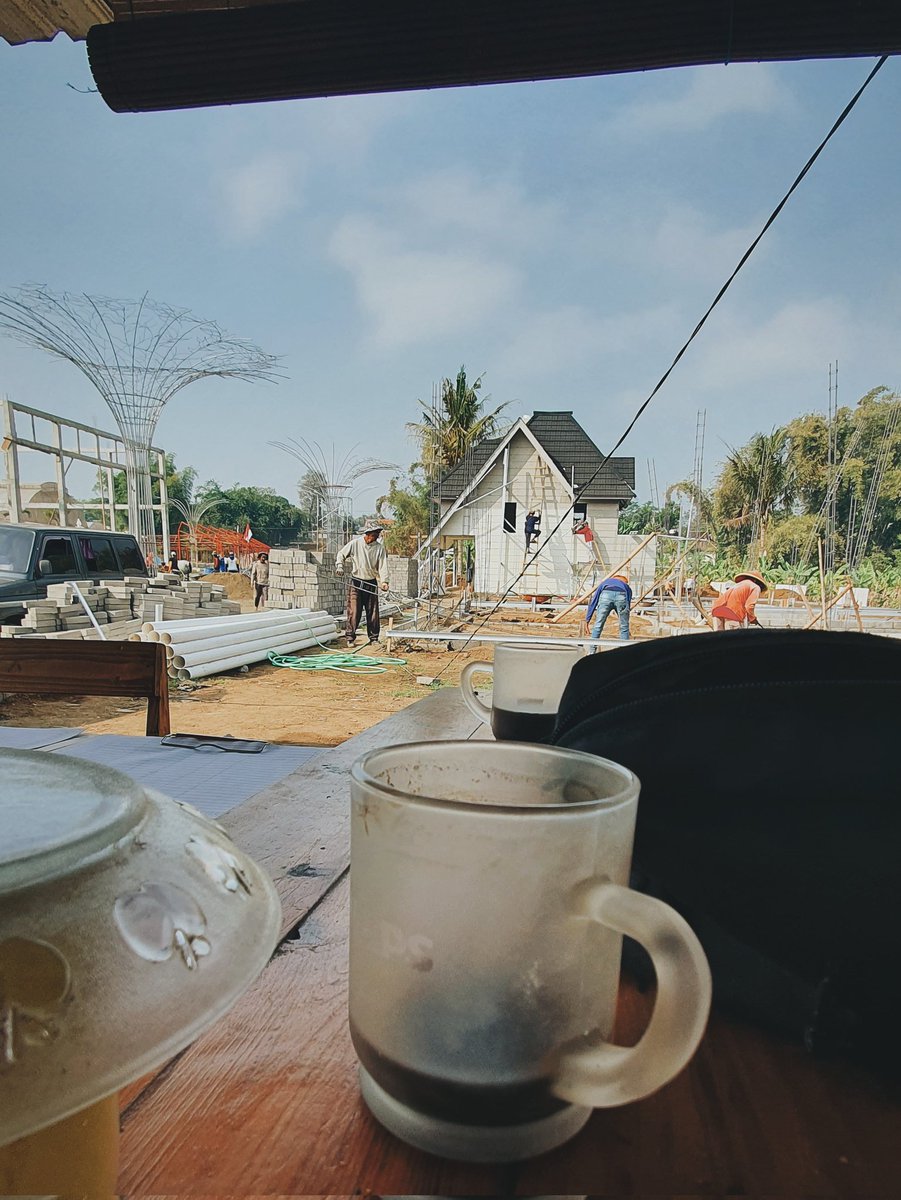 Kalo lu ngrasa si paling gak kerja, nikmatilah. Setiap orang berhak memilih ngelu nya masing masing.