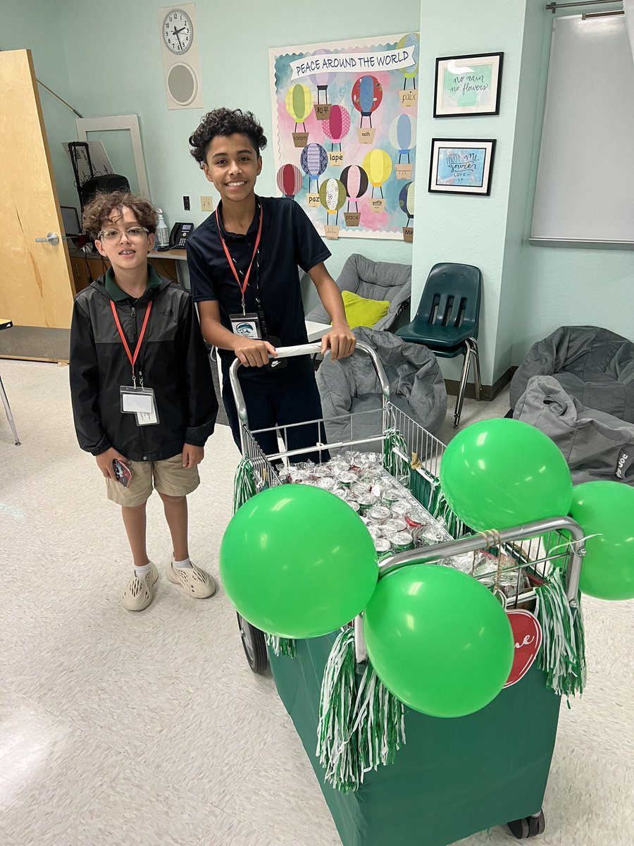 gms_pc's tweet photo. Monthly Trolley Treats have begun! Our PC’s love showing gratitude to our staff! And we love our PTSA for always teaming up to make it special! #BeTheChange #CreateYourCulture #KindnessMatters #SAVEPromiseClub #PositiveVibes @Glades_MS https://t.co/kW8zypxzOq