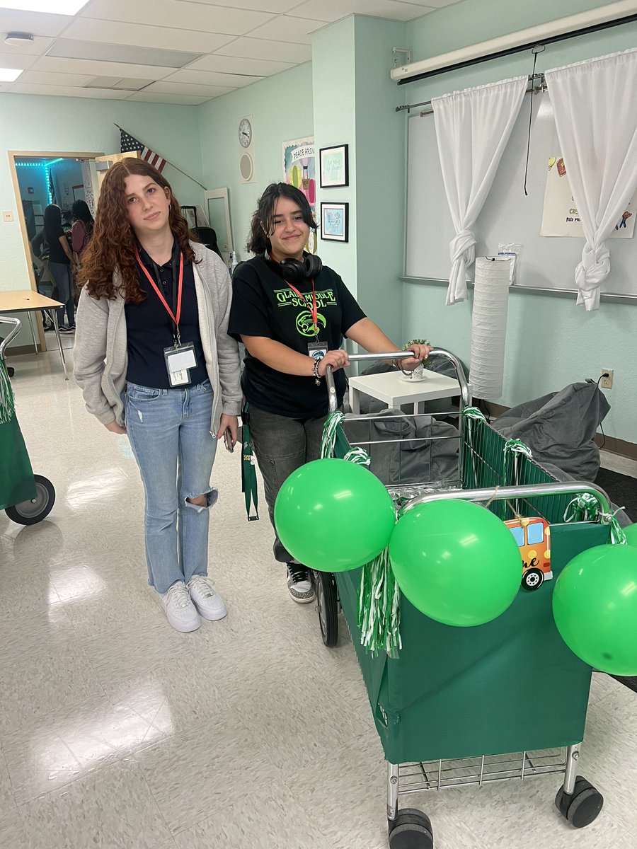 gms_pc's tweet photo. Monthly Trolley Treats have begun! Our PC’s love showing gratitude to our staff! And we love our PTSA for always teaming up to make it special! #BeTheChange #CreateYourCulture #KindnessMatters #SAVEPromiseClub #PositiveVibes @Glades_MS https://t.co/kW8zypxzOq