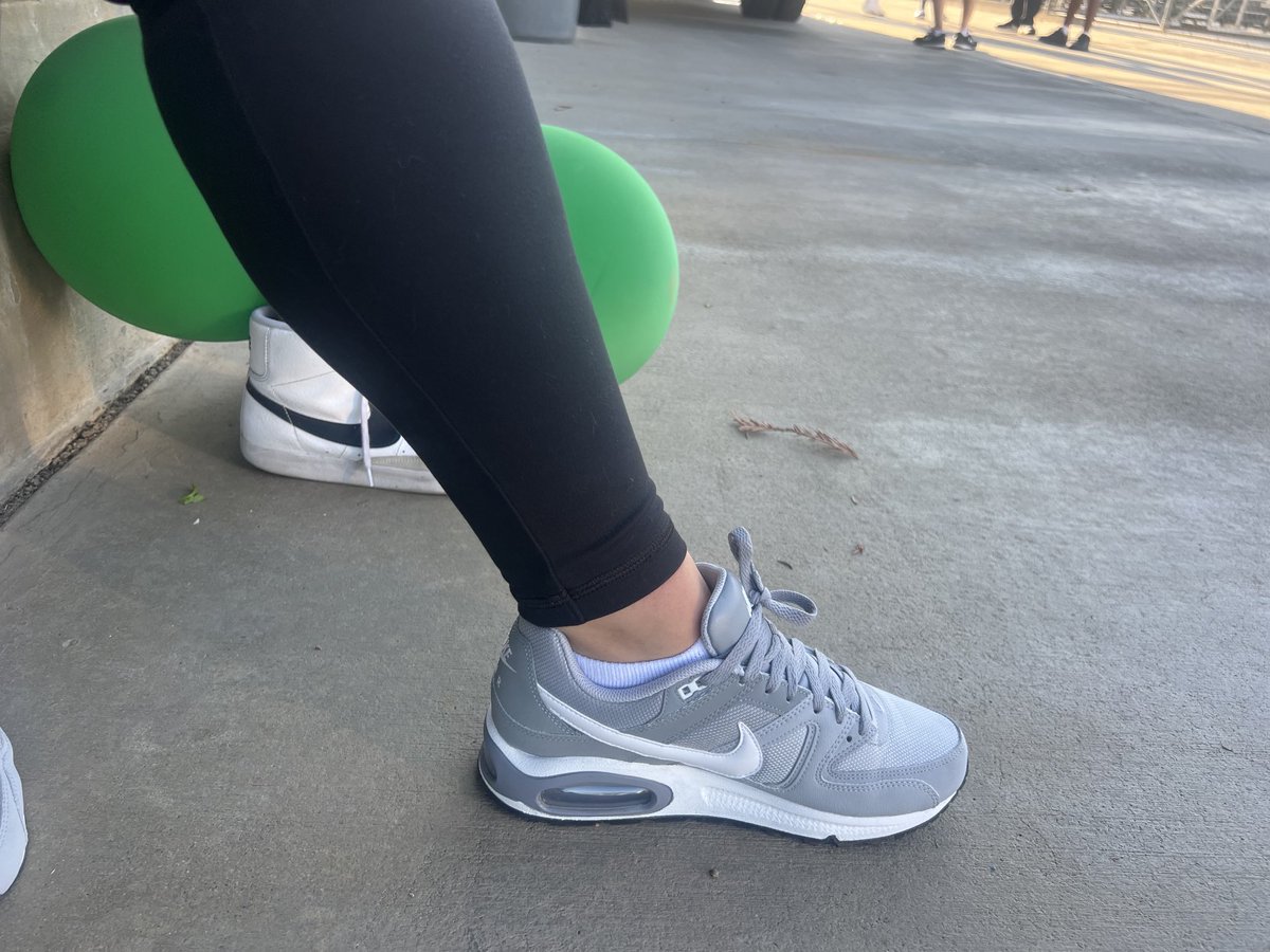 Ninergirl99's tweet image. When you find clearance Air Max in your son’s football colors 👟🏈
#MomDrip #ThursdayNightLights