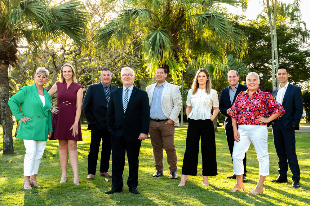 THE first team to contest next year’s Cairns Regional Council election has been revealed, a mixture of young and old faces and split evenly between men and women. cairnslocalnews.com.au/latest-news/un…