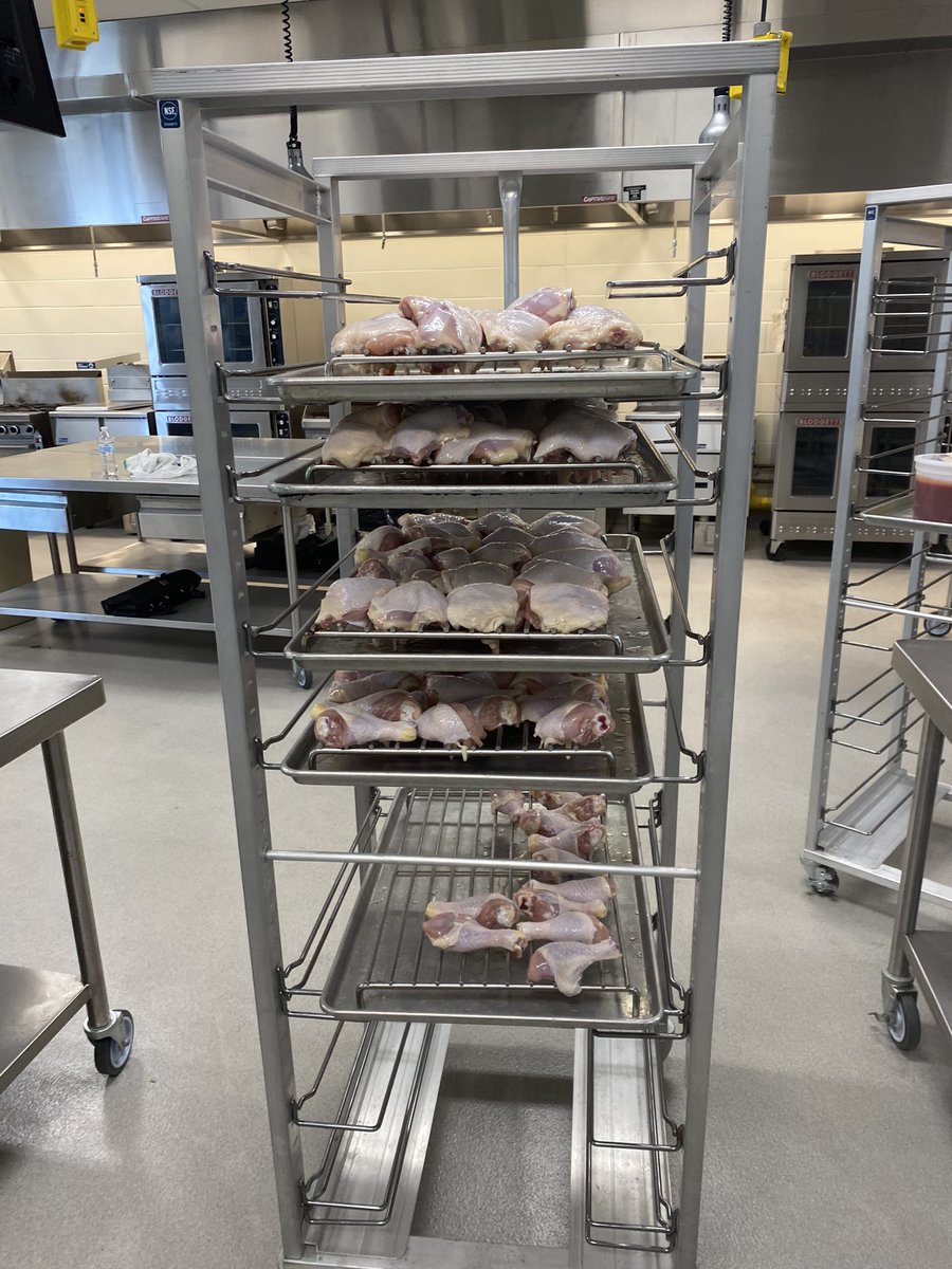 gabbyskitchennn's tweet photo. Learning how to cut chicken the right way 👩🏾‍🍳 #chefG https://t.co/lHZAZUOEMC
