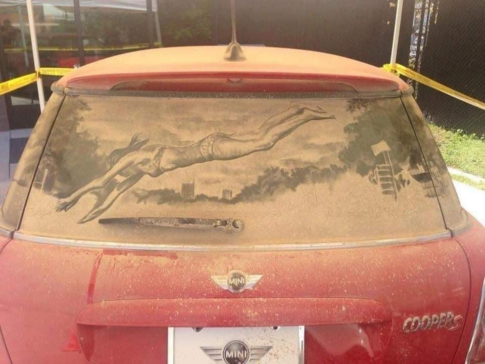 Arte hecho en la suciedad de un auto.
