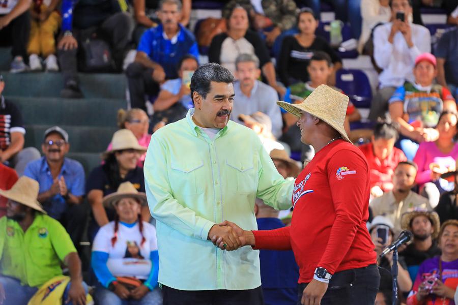 NicolasMaduro's tweet photo. Aprobado el nuevo Fondo de Financiamiento para pequeños productores del campo, de los mares y de los ríos hacia el 2030. Fondo administrado por el Banco Bicentenario del Pueblo y que irá directo hacia la producción y el crecimiento económico del país. ¡Activarlo de inmediato! https://t.co/79haeSLGL2