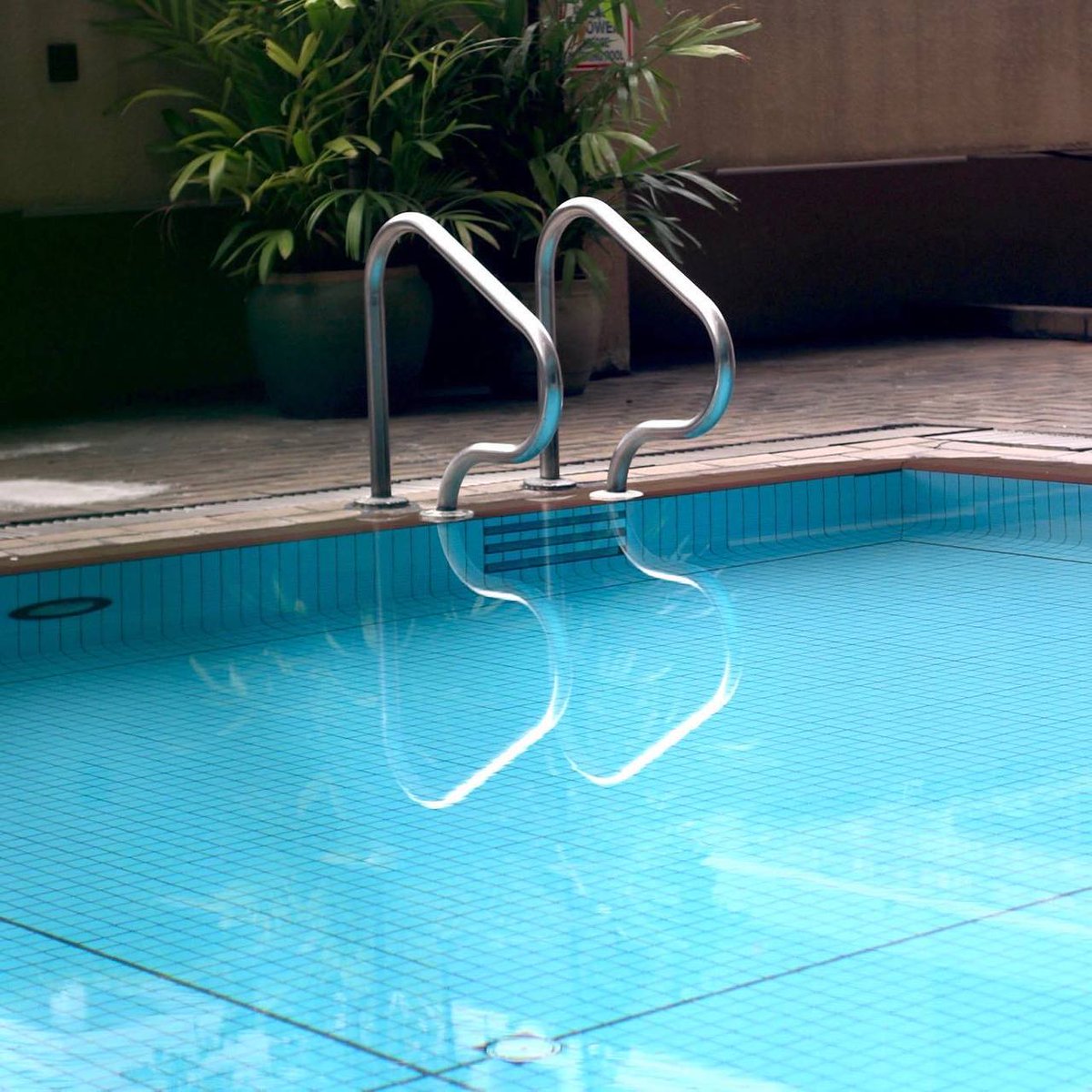 kl_continental's tweet photo. Dive into fun and relaxation! Our swimming pool is a paradise for both kids and adults, featuring a range of facilities that promise a splashing good time 🏊‍♂️

#PoolsideBliss #FamilyFriendlyFun #grandconkl #relaxbythepool #swimmingtime https://t.co/9JX5bb7wDe