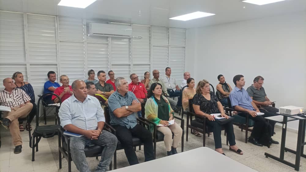 El director de <a href="/CigbS/">CIGB S.S.</a> presentó al presidente de #BioCubaFarma y a la directora general del CIGB y otros directivos, el avance de los proyectos de investigación y desarrollo de esa institución. También se analizaron planes productivos y el proceso inversionista.