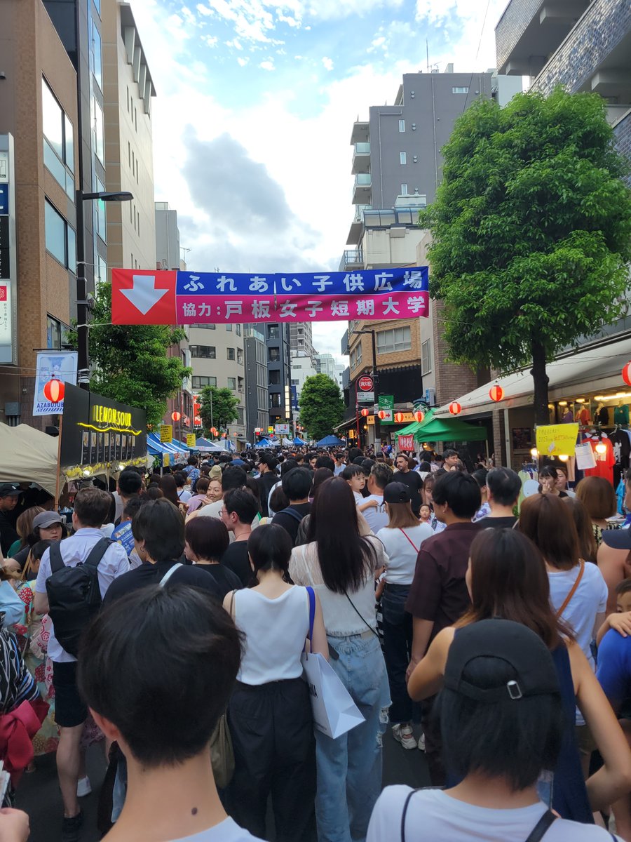 cc_main_media's tweet photo. 4年ぶりの開催となる”麻布十番祭り ”にて、麻布十番駅の誘導案内を担当致しました。
　
　4年ぶりに制限のないお祭りであったので、コロナ前と同じくらいの来場者がおりましたが、
　事故無く無事に実施することができました。 https://t.co/J0imuWr6gs