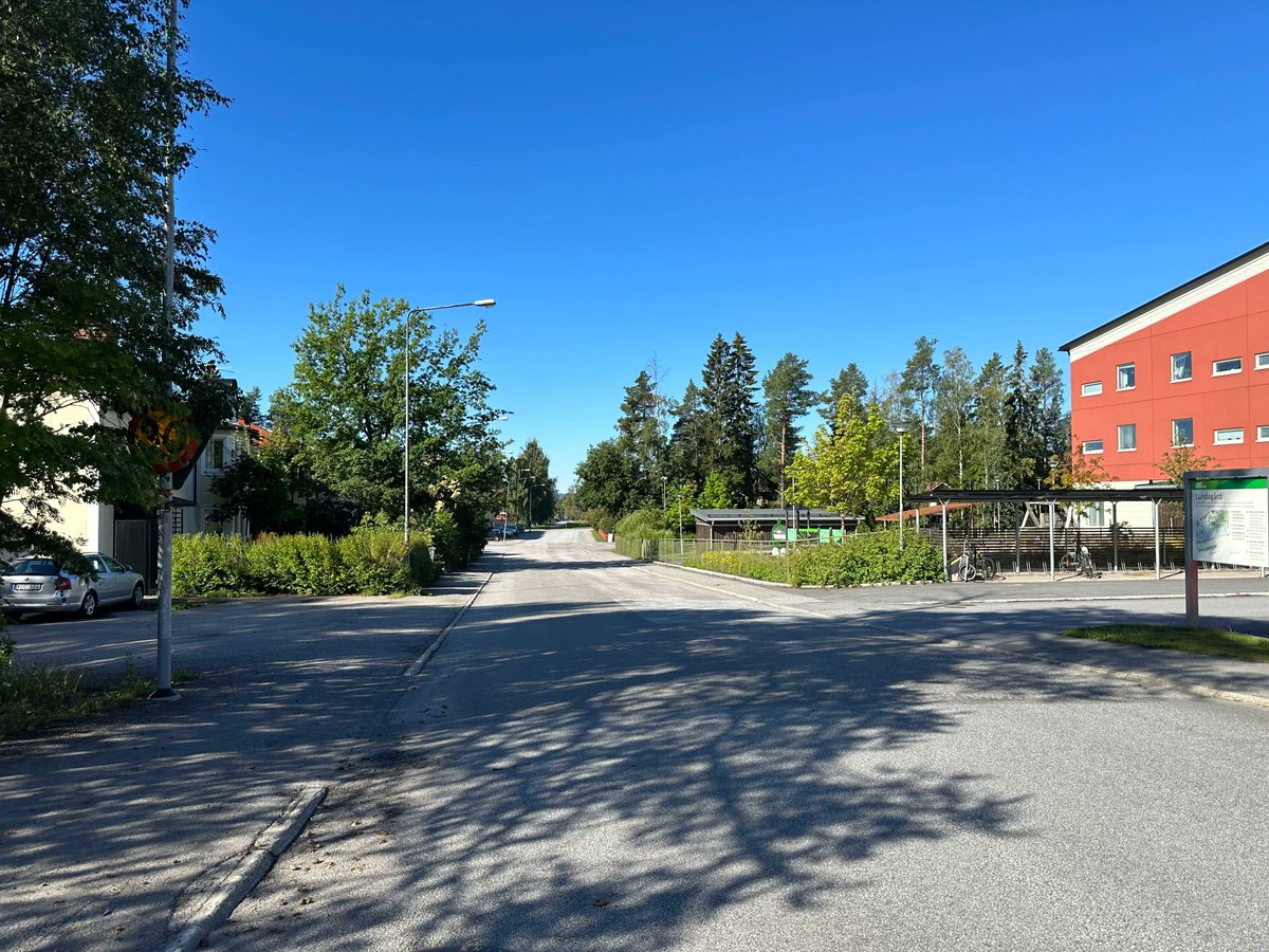 SwedenDiaries's tweet photo. "Journeying along Umeå's Peaceful Roads 🛤️🌿 The quietude of these empty streets is a canvas for serenity. Let the stillness guide your thoughts. #UmeåTranquility #PeacefulJourney" #swedendiaries #sweden #swedenimages #swedenblog https://t.co/duKmv8qu6E