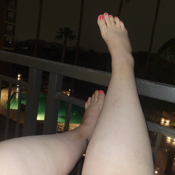 Lounging outside listening to the rain come down https://t.co/fsXcfxx6rH