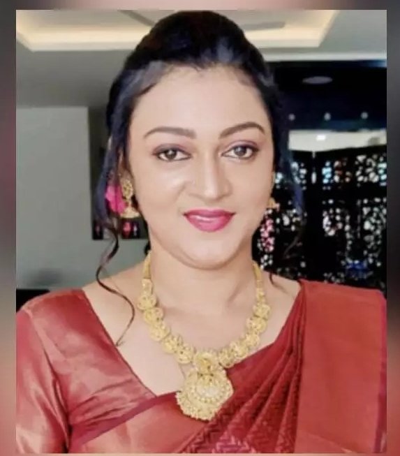 todaysvoice24nz's tweet photo. #RIP. #MalayalamTV and #movieactress #AparnaNair was found #dead in #Thiruvananthapuram.
The 31-year-old was found #hanging at her #residence
#Police #registercase of #unnaturaldeath
#Bollywood
#OneNationOneElection #Kushi #ChampionsLeague #SuperBlueMoon #KushiReview https://t.co/MK1bG9UmgK