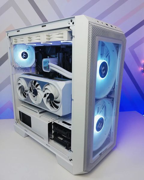 ThermaltakeInc's tweet photo. Fantastic View 300 MX Snow build @GabyxHD!
#View300MX #200mmfans #dualfrontpanels https://t.co/WOrVg3eXQh