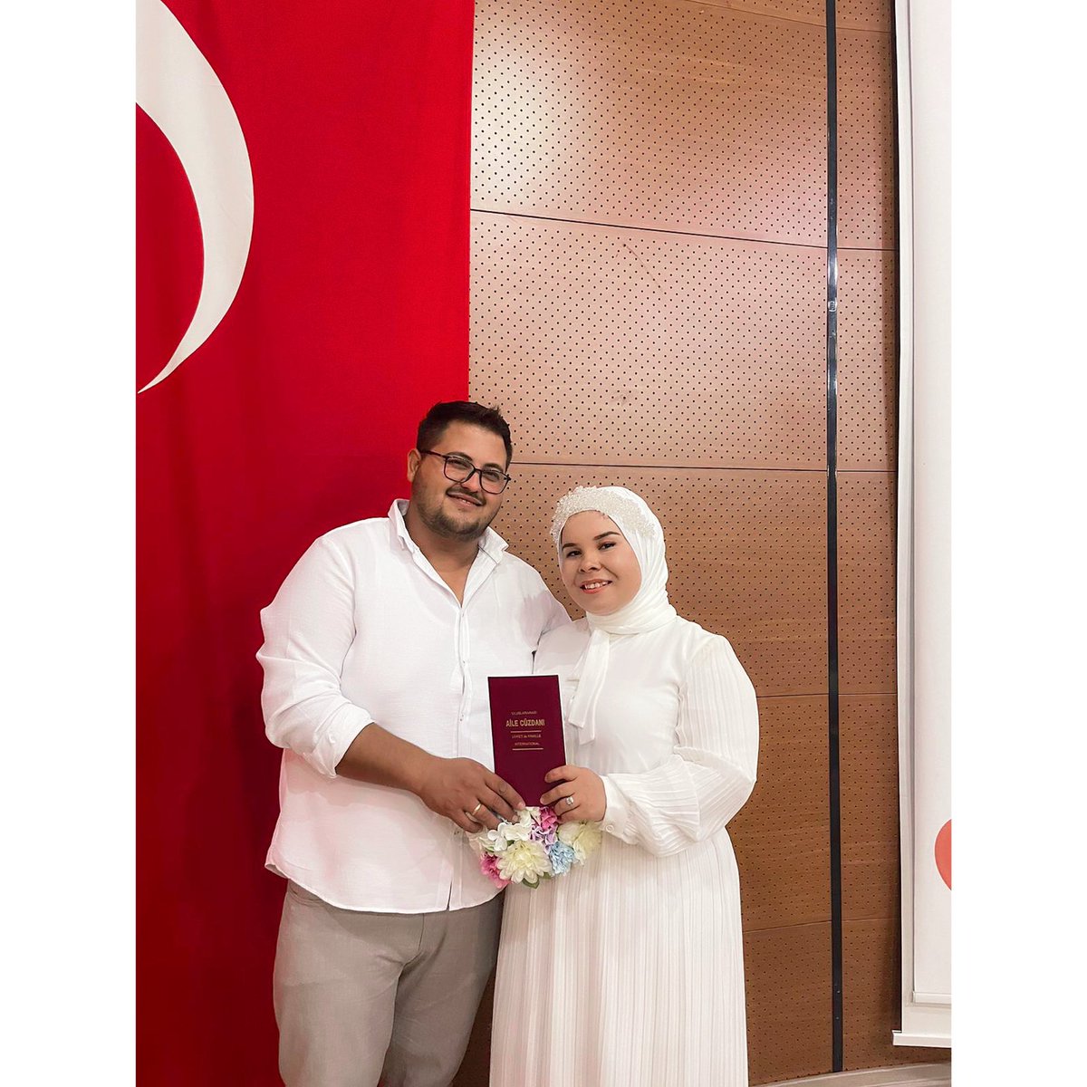 Evlilik bir başarı değil arkadaşlar.
Ama sevmeye,sevilmeye değer merhametine,aşkına  değen  bir insanı bulup onunla bir ömüre imza atmak ta kolay değil o yüzden ben sevdiğimle yeni bir başlangıca imza attım çok şükür senin bana nasip olmana 🙏🏼♥️