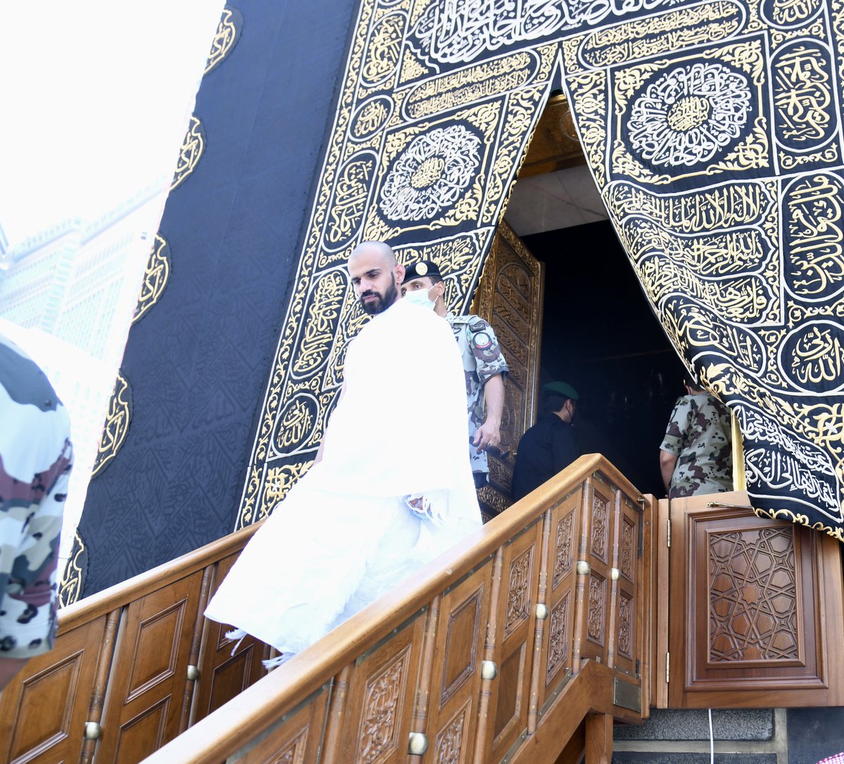 umerfaran's tweet image. دنیا کی سب سے مقدس جگہ، اللہ کے گھر، قبلہ شریف کے اندر جانے کی سعادت سے بڑی کوئی سعادت نہیں. ان سیڑھیوں سے اترنے کے بعد انسان کیلئے دنیا کے سب خاص ایک دم سے عام ہو جاتے ہیں اور انسان کی بنائی ہوئی باقی تمام جگہوں کو دیکھنے کا شوق ختم ہو جاتا ہے.
#JummahMubarak