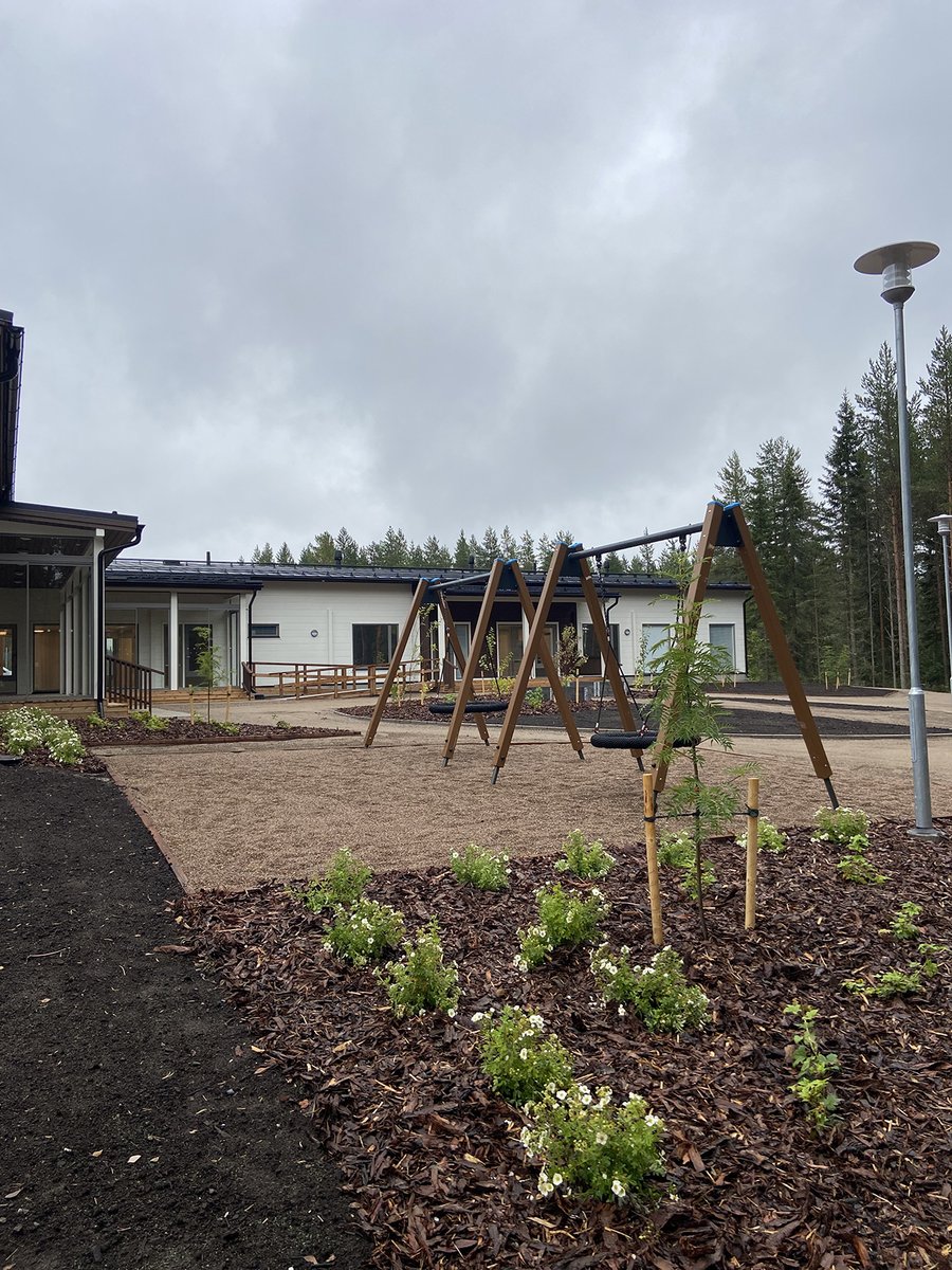 Kaunis &amp; ekologinen. Sijaishuollon erityisyksikkö Asemakylän avaimet luovutettiin eilen Hoivatieläisille. Kiinteistön omistaa OP-Palvelukiinteistöt -erikoissijoitusrahasto &amp; rakentajana toimi Hoivarakentajat Oy. hoivatie.fi/fi/yksikot/eri…
#hoivatie #lähelläihmistä #hoivarakentajat