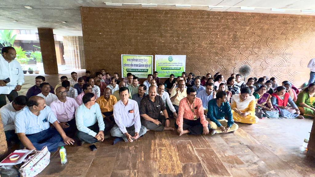 OASA_odisha's tweet photo. କ୍ୟାଡର ପୁନଃବିନ୍ୟାସ ବିଳମ୍ବ ପ୍ରତିବାଦରେ ରାଜ୍ୟବ୍ୟାପୀ ଆନ୍ଦୋଳନରତ କୃଷି ଅଧିକାରୀ ସମୂହ ଛୁଟିରେ ରହି ମଧ୍ୟ କୃଷକ ସମାଜର ସେବାରେ ନିରନ୍ତର ପ୍ରତିବଦ୍ଧ ।
@CMO_Odisha @Naveen_Odisha @rajaaswain @PradeepJenaIAS @SecyChief @IPR_Odisha @krushi
@arvindpadhee @MoSarkar5T 

https://t.co/Qa4iggH3W5 https://t.co/f87W8IfQZD