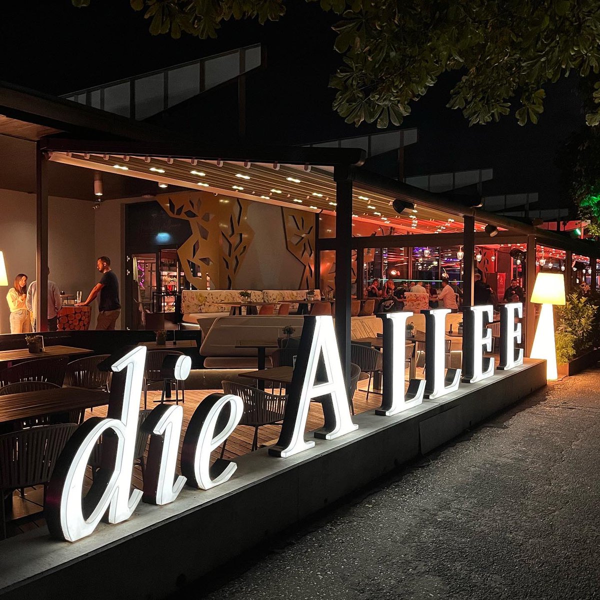 Markus_Zimmer's tweet photo. Sommer, Sonne, Sommerfest ☀️

Nach einem kleinen Bowling-Turnier gab‘s ein köstliches Essen in der „Allee im Prater“ 🍽️

Stolz auf und dankbar für das wunderbare #TeamBuzzValue 💙 https://t.co/ZRx12yj76J